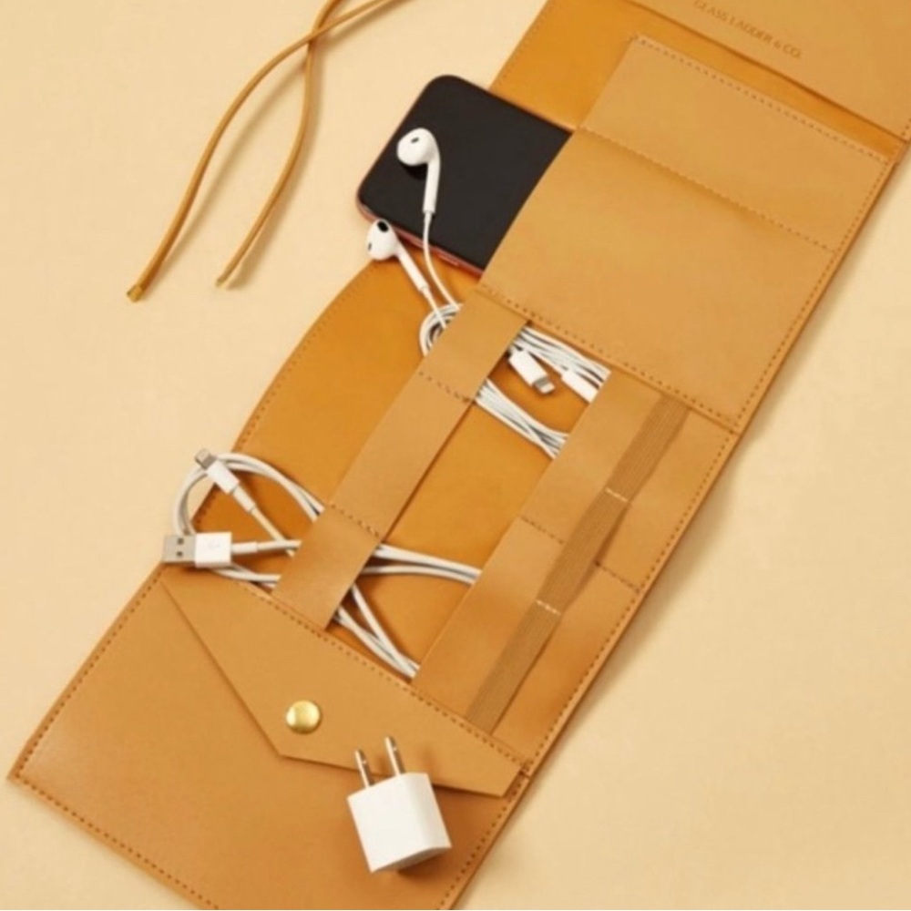 GLASS LADDER CO Katherine Tech
Organizer Roll-up Case in Honey Vegan
Leather